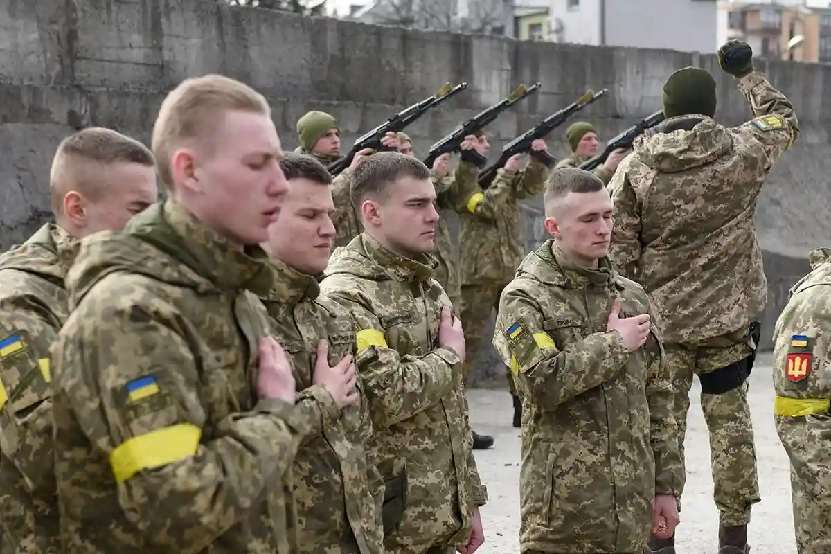 Украинские воины отдают честь погибшим защитникам Родины. Львов. Март 2022 года. Фото: shutterstock.com