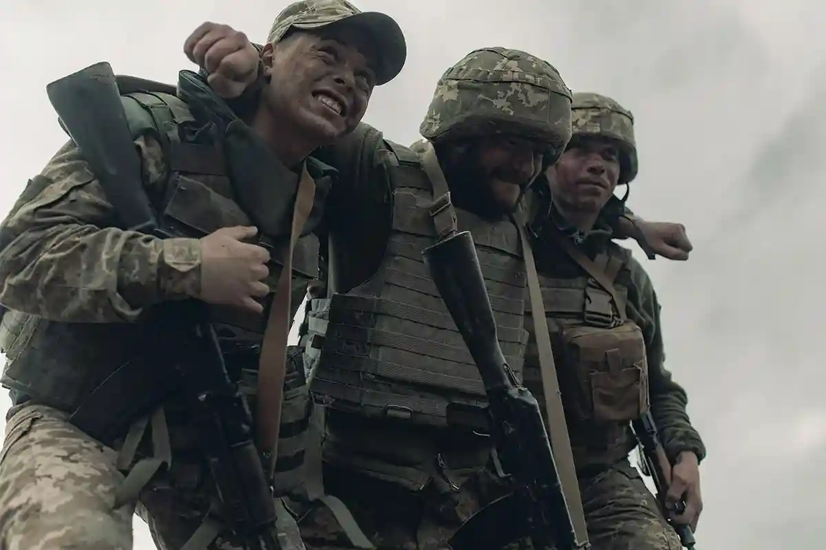 Противостояние миров. Двое украинских солдат выносят раненого товарища с поля боя. Фото: shutterstock.com