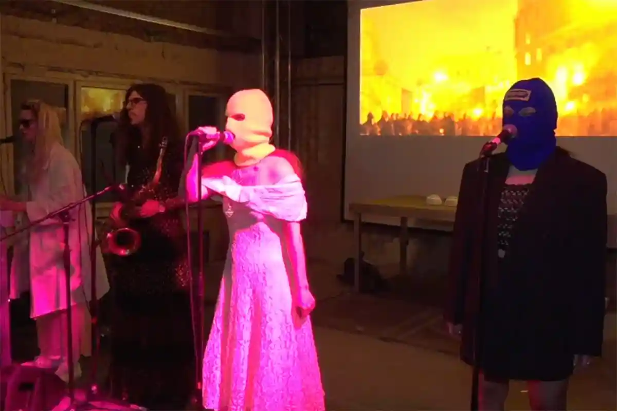 Антивоенный концерт Pussy Riot в Берлине