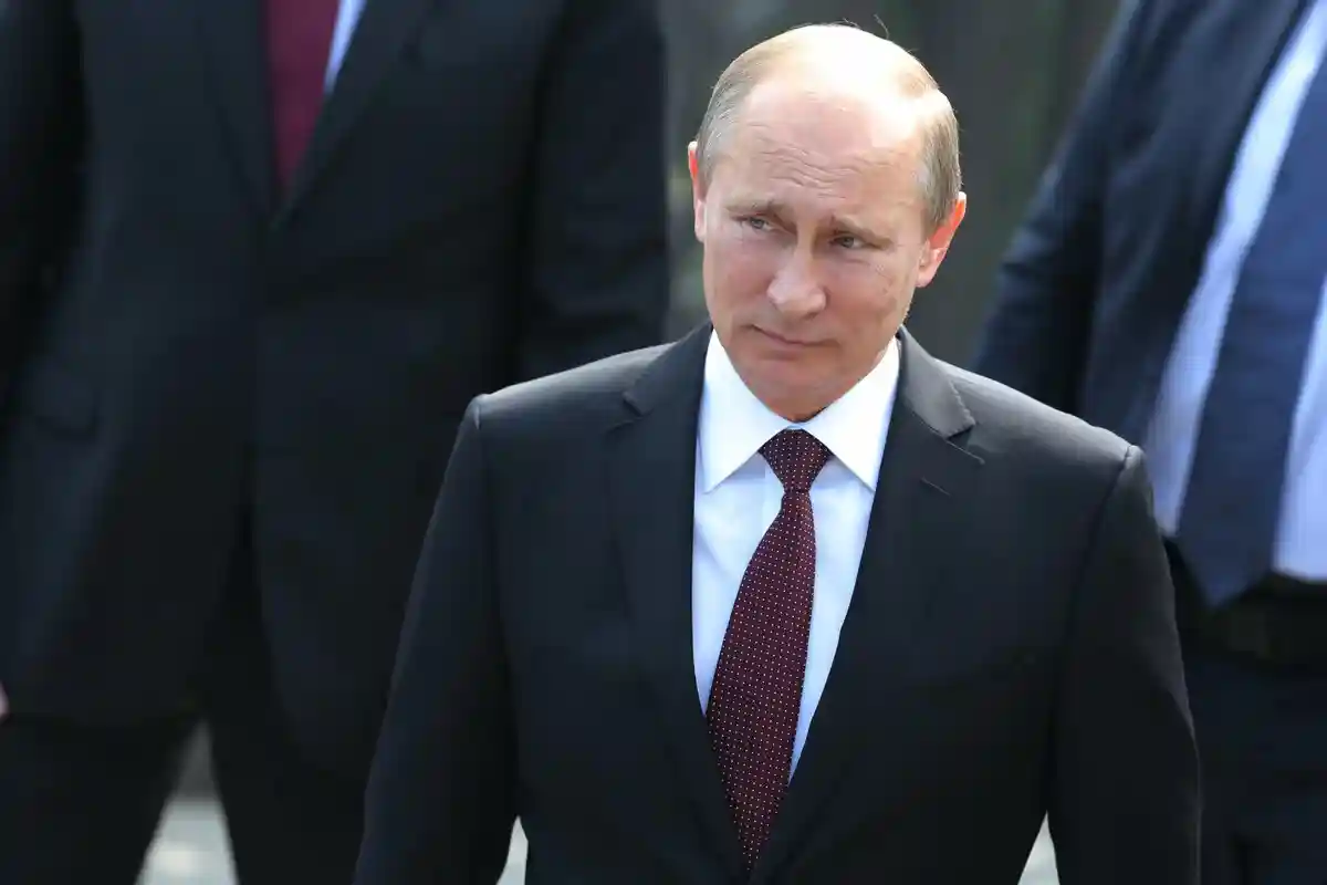 Путин попросил прощения у премьер-министра Израля Нафтали Бенета. Фото: Sodel Vladyslav / shutterstock.com