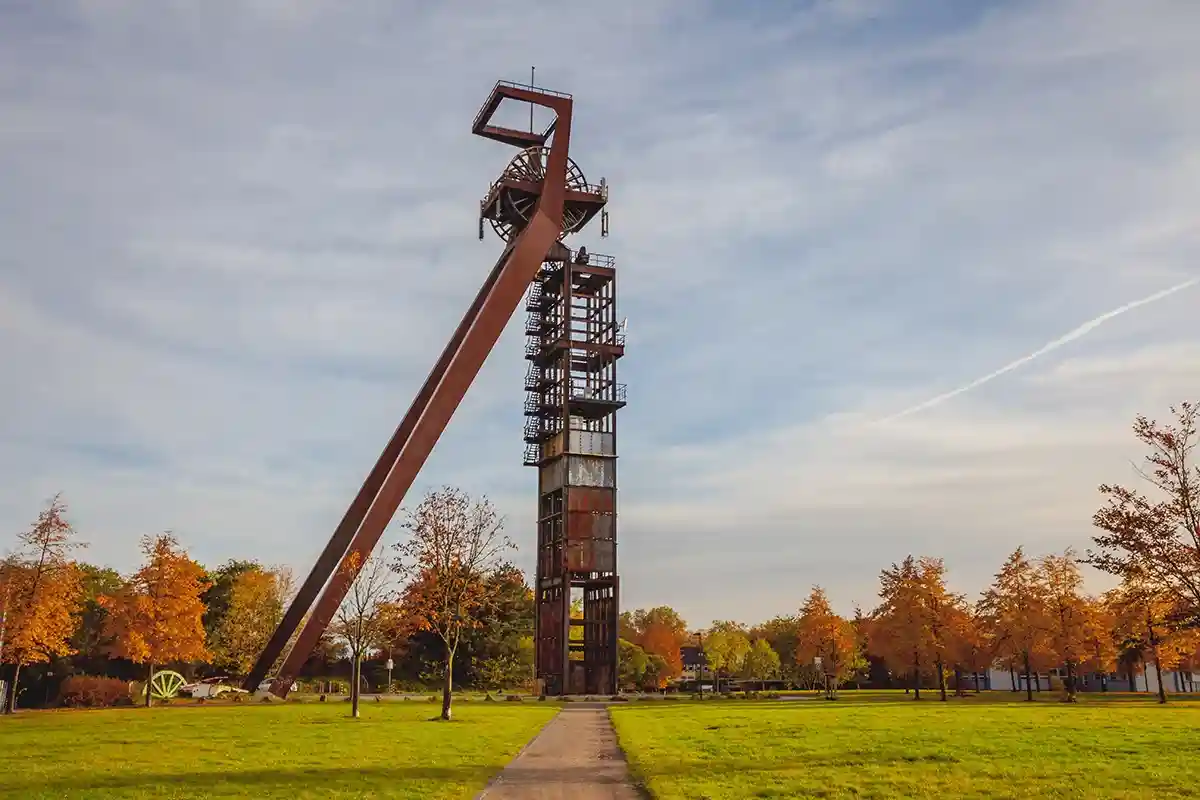 Recklinghausen Zechee Shaft IV, бывшая угольная шахта. Немного грустный осенний пейзаж. Фото: Alice-D / Shutterstock.com