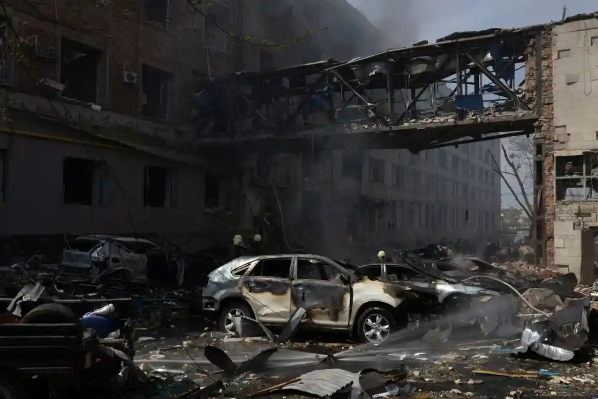 Россия атаковала склад: в результате взрыва поднялся в воздух желтый столб дыма. Фото: David Peinado / Pexels.com