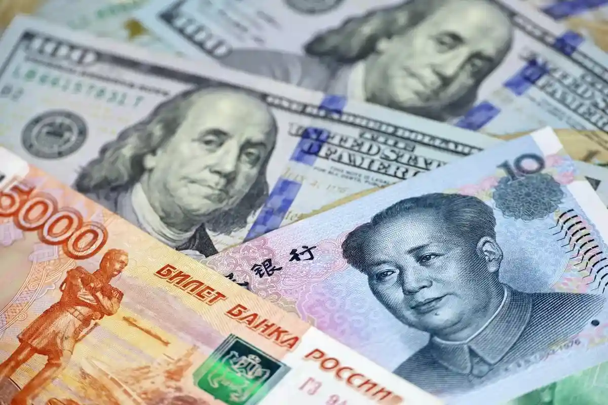 На маркетплейсе «Сравни» интерес россиян к китайской валюте также вырос. Согласно данным, с 24 февраля по 12 мая количество просмотров страниц, посвященных юаню, увеличилось в 14 раз. Фото: Oleg Elkov / shutterstock.com