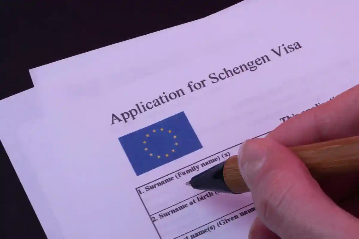 Получить визу в ЕС станет проще — заявление можно будет подать онлайн. Фото: Evgenia Parajanian / Shutterstock.