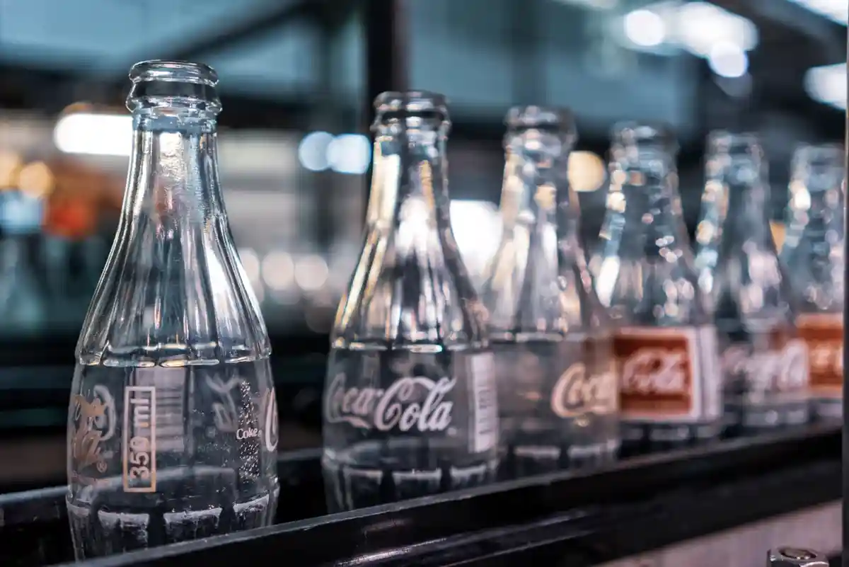 Coca-Cola спасает планету от загрязнения, изменив крышечку от бутылки. Фото: Andre Silva Pinto / shutterstock.com