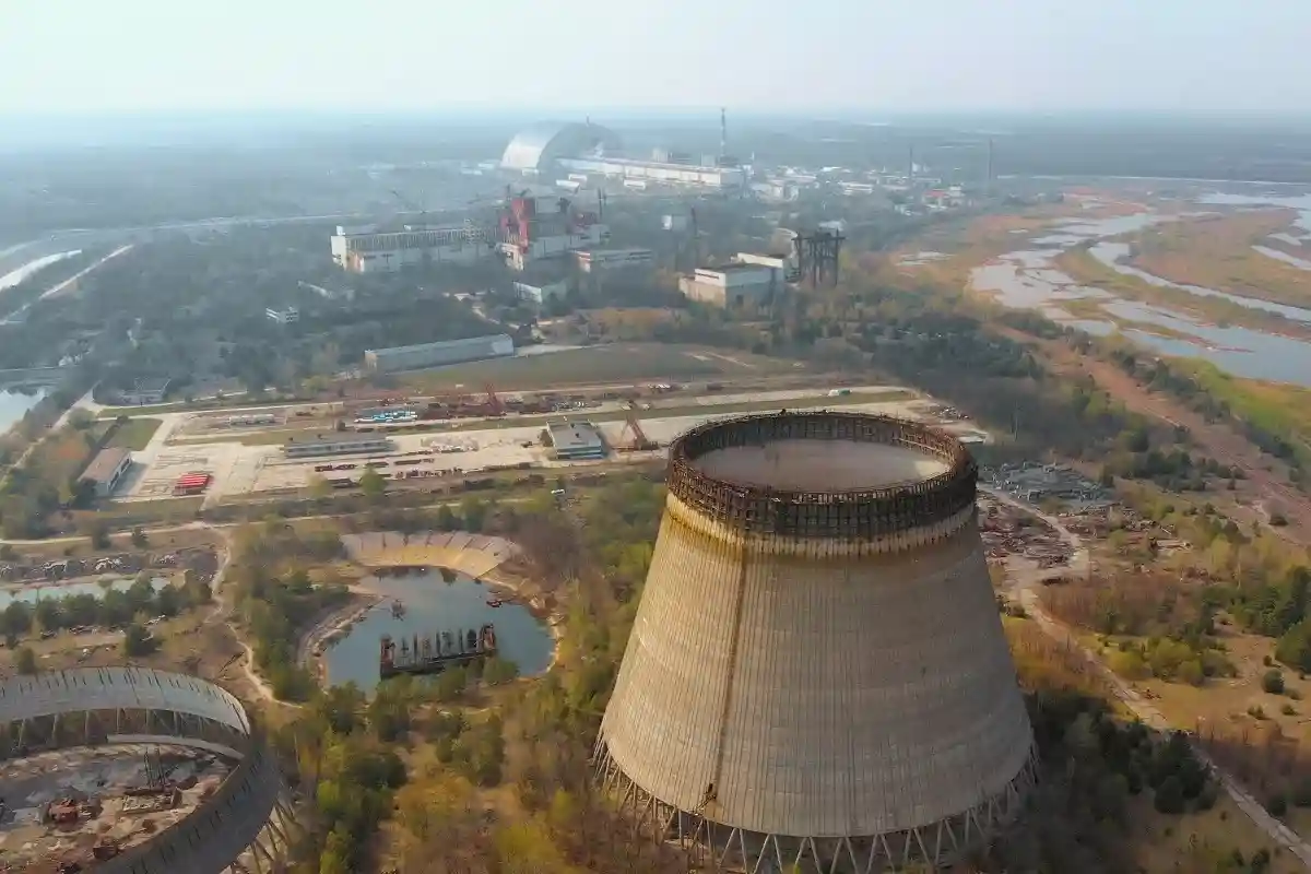 Вид на Чернобыльскую АЭС. Фото: DimaSid / Shutterstock.com