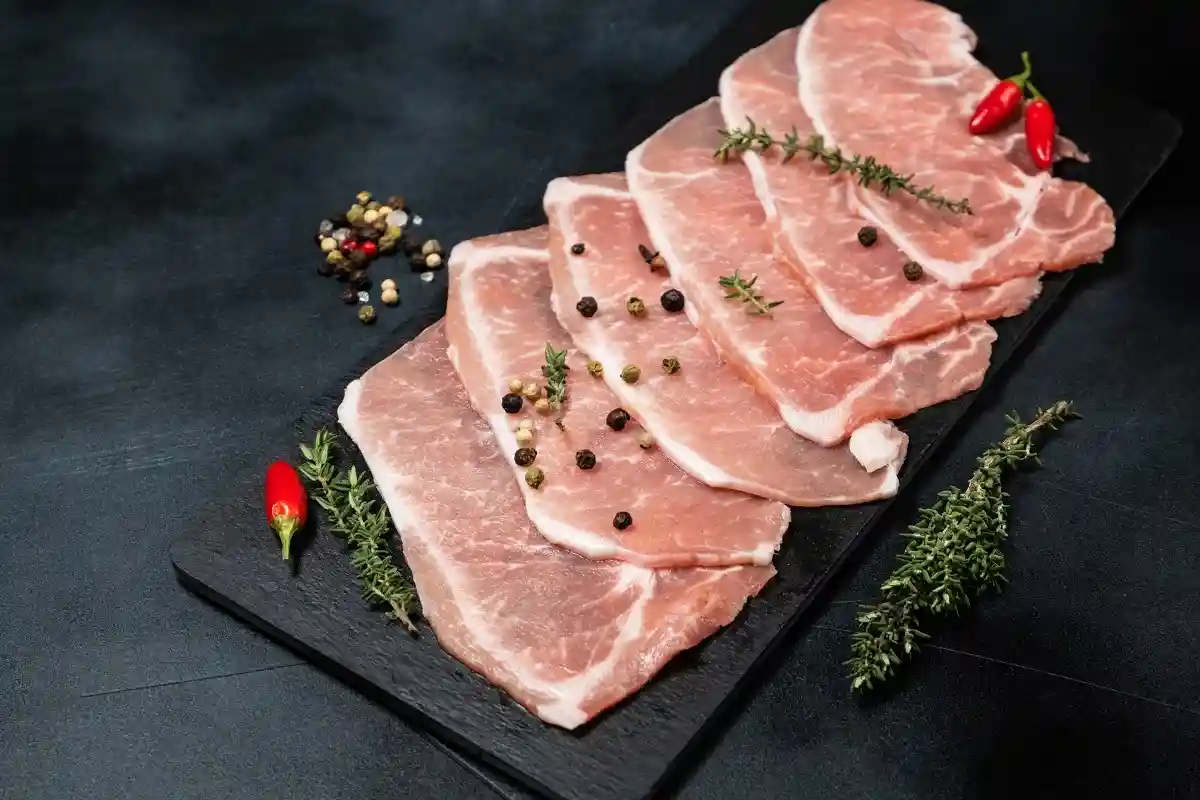 Диета с сырым мясом небезопасна. Фото: Elena Katkova /Shutterstock.com