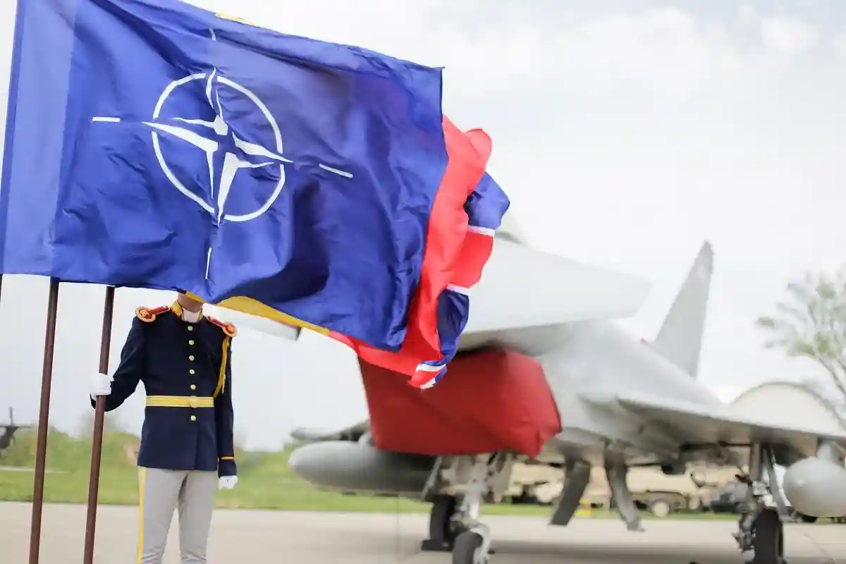 НАТО угрожает евробезопасности. Фото: Mircea Moira / Shutterstock.com