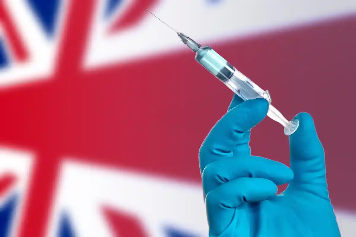 Великобритания хочет ввести вакцинацию из-за оспы обезьян. Фото: PalSand / Shutterstock.com