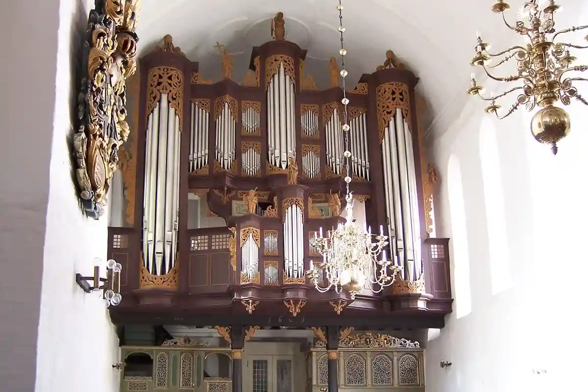 Главные ценности церкви – это орган в стиле барокко 17 века и алтарь, созданный в 16 веке, устоявший во время пожара. Фото Wikimedia