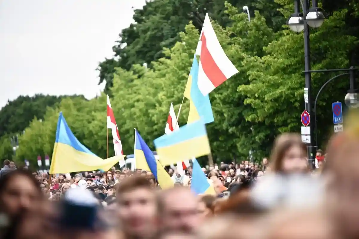 Зрители пришли на концерт с флагами Украины и Беларуси. Фото: Aleksejs Bocoks / aussiedlerbote.de