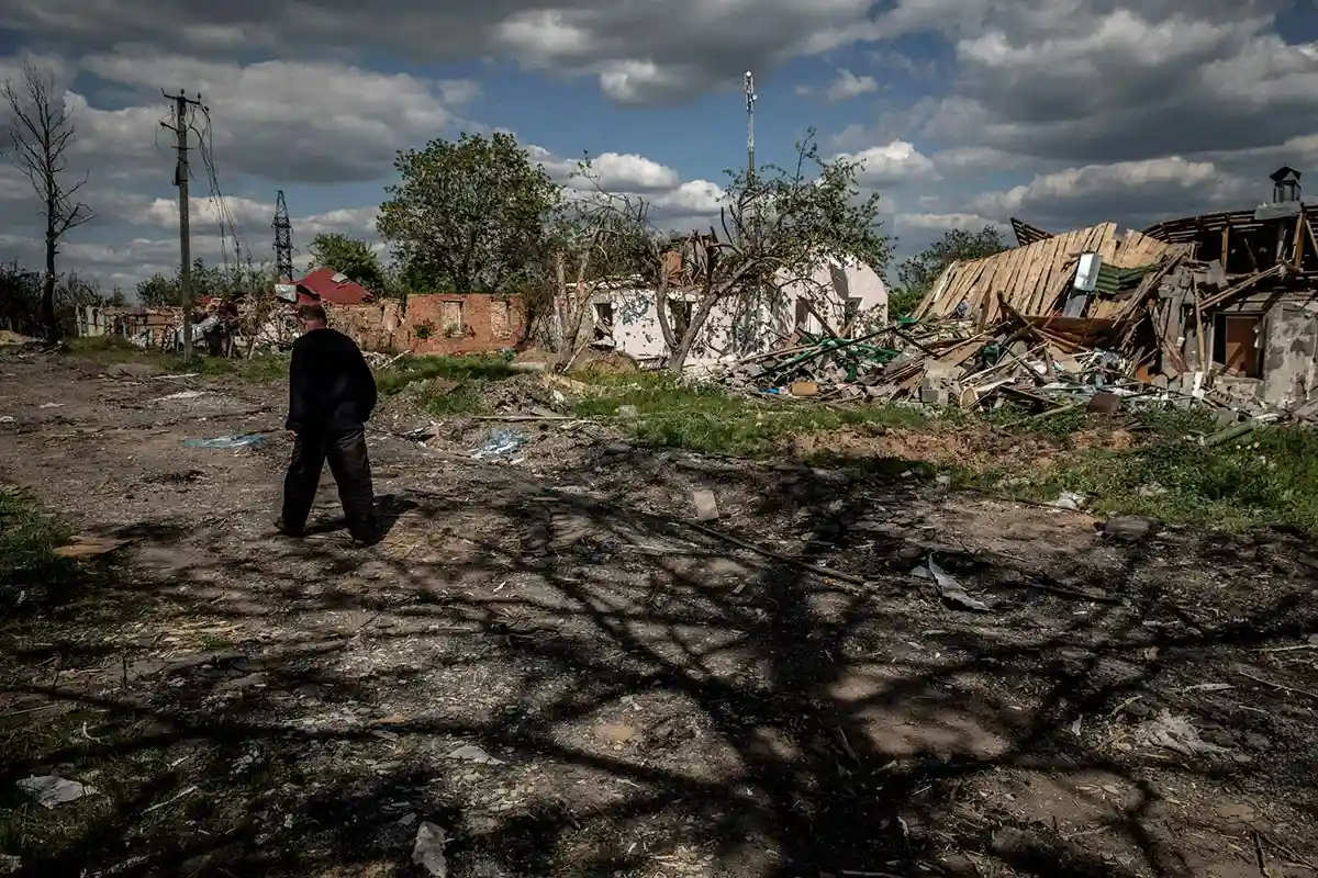 Военные разрушения в деревне к востоку от Харькова, Украина. Фото: Finbarr O’Reilly