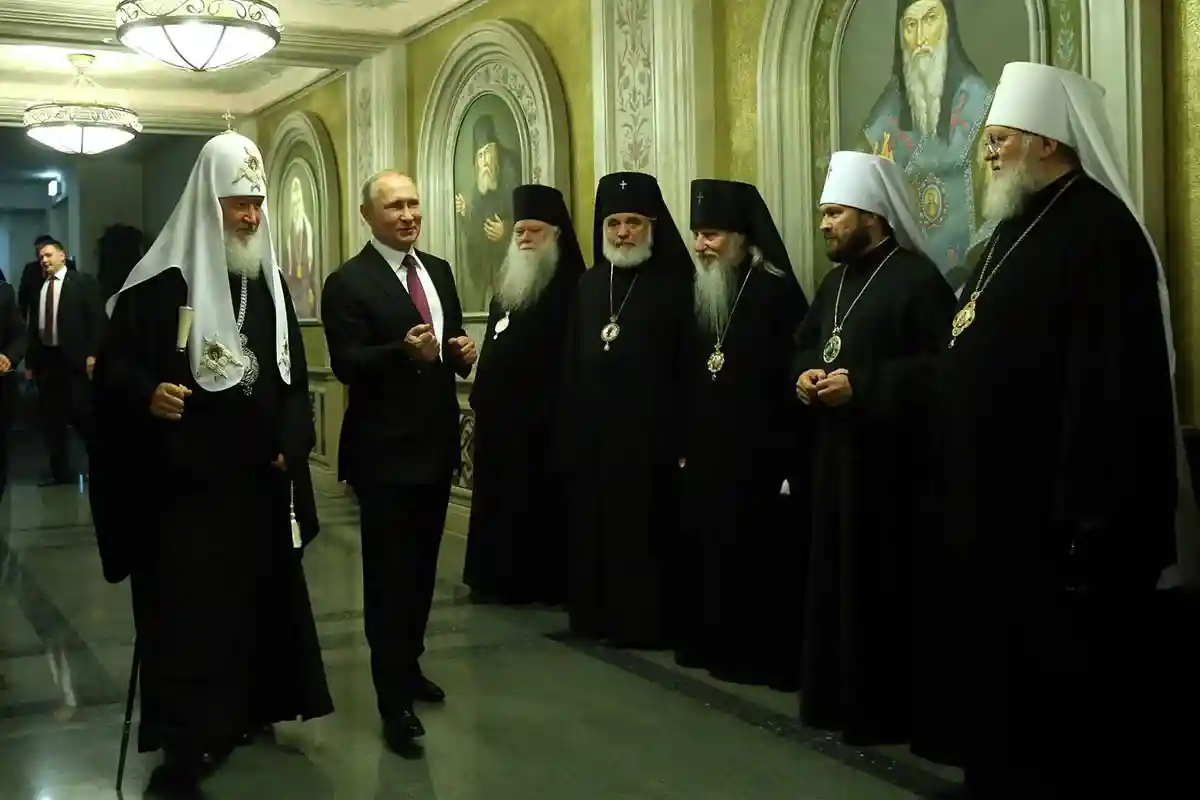 Владимир Путин и Патриарх Кирилл в 2017 году во время посещения Сретенского монастыря в Москве. Фото: Mikhail Svetlov