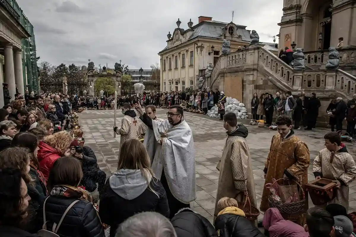 Украинцы во время благословения в день перед православной Пасхой в прошлом месяце во Львове, Украина. Фото: Finbarr O’Reilly