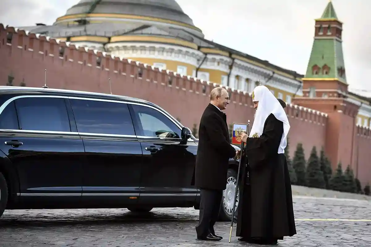 Патриарх Кирилл I с президентом России Владимиром Владимировичем Путиным в 2018 году на Красной площади в Москве. Фото: Alexander Nemenov