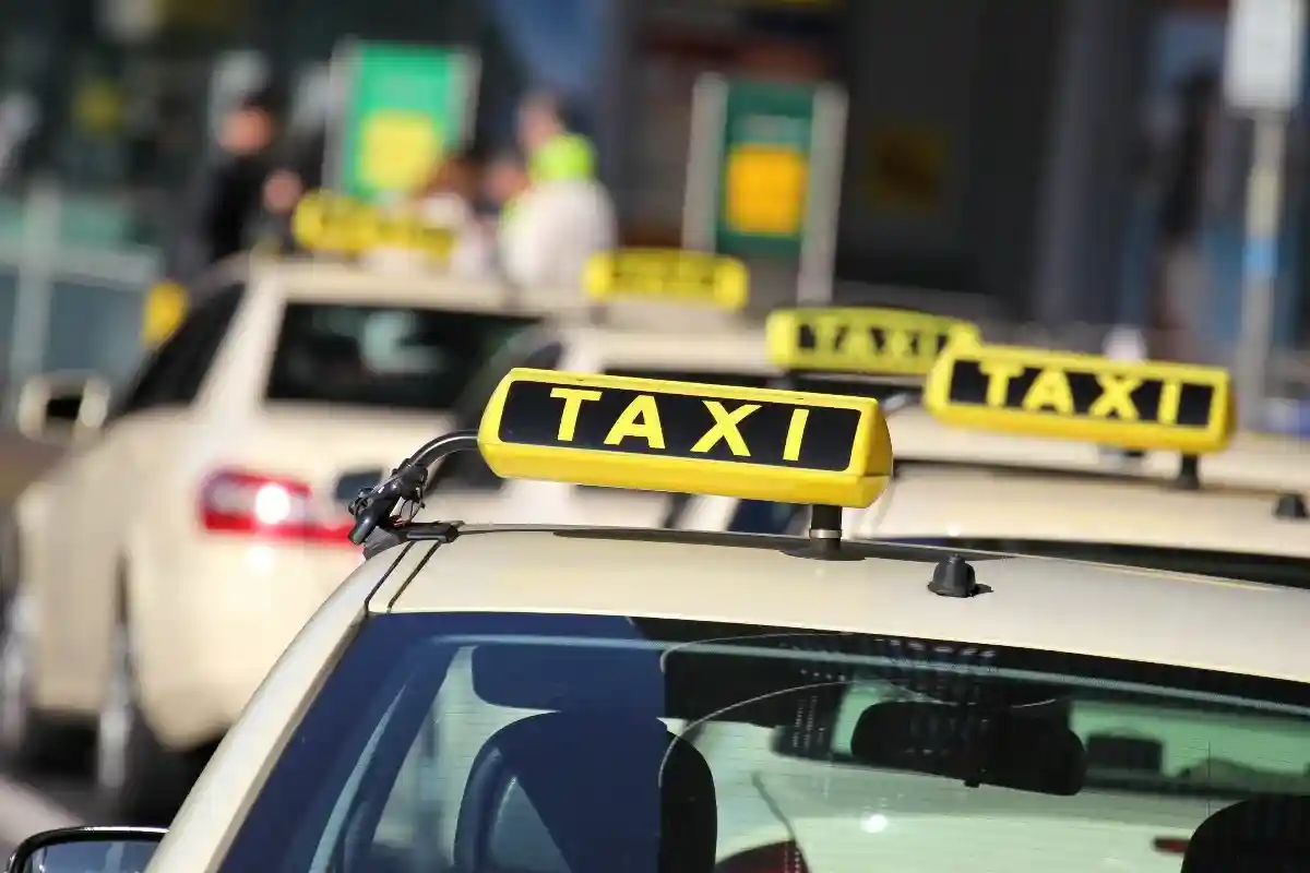 С июня базовая цена поездки на такси в Мюнхене увеличится с 4,60 евро до 5,30 евро. Фото: Bjoern Wylezich / Shutterstock.com