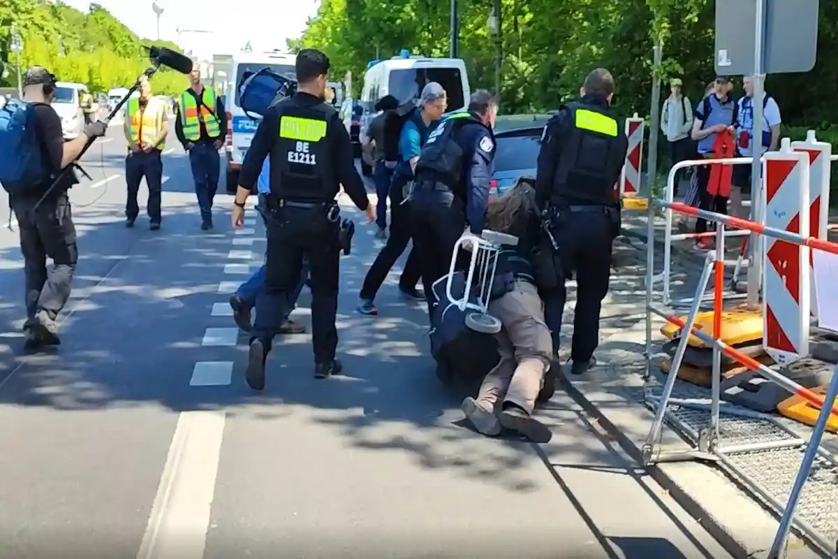 Полиция задержала участников акции 9 мая