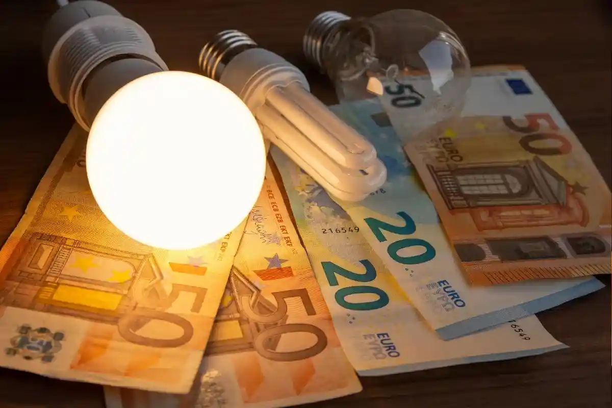 Средний текущий тариф на электроэнергию для бытовых потребителей с начала года составляет 37,14 цента за киловатт-час, что на 15,5% больше, чем в среднем на 2021 год. Фото: Daniele Mezzadri / Shutterstock.com