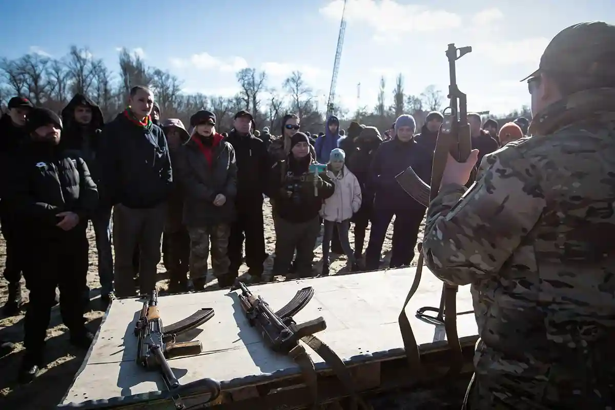 Киев. Офицер из ТРО обучает украинское цивильное население обращению с оружием. Фото: shutterstock.com