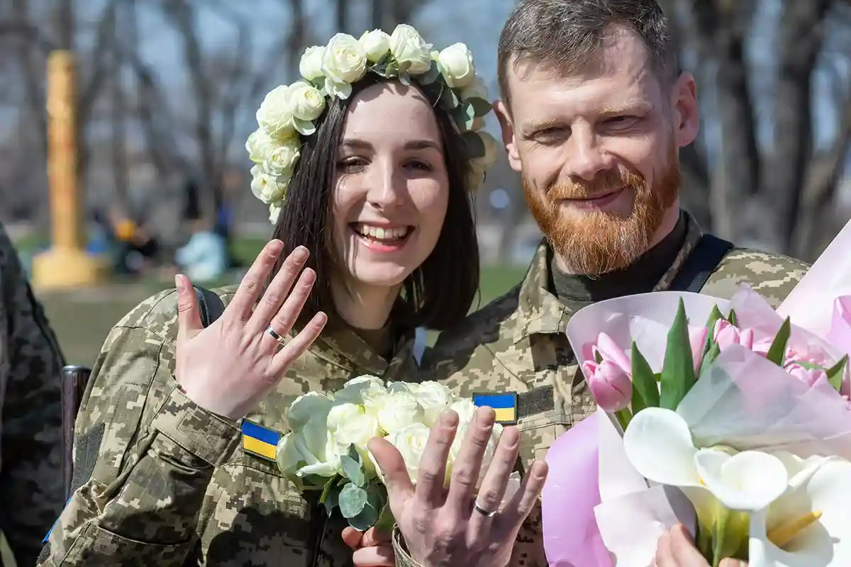 Война и любовь. Члены территориальной обороны Киева поженились в условиях военного положения. Фото: shutterstock.com