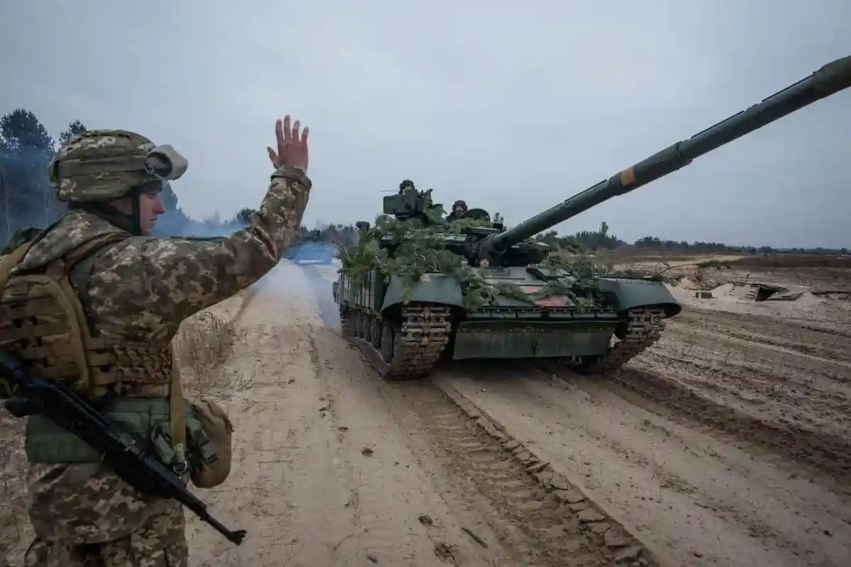 Украинские военные перевозят ракеты на электровелосипедах