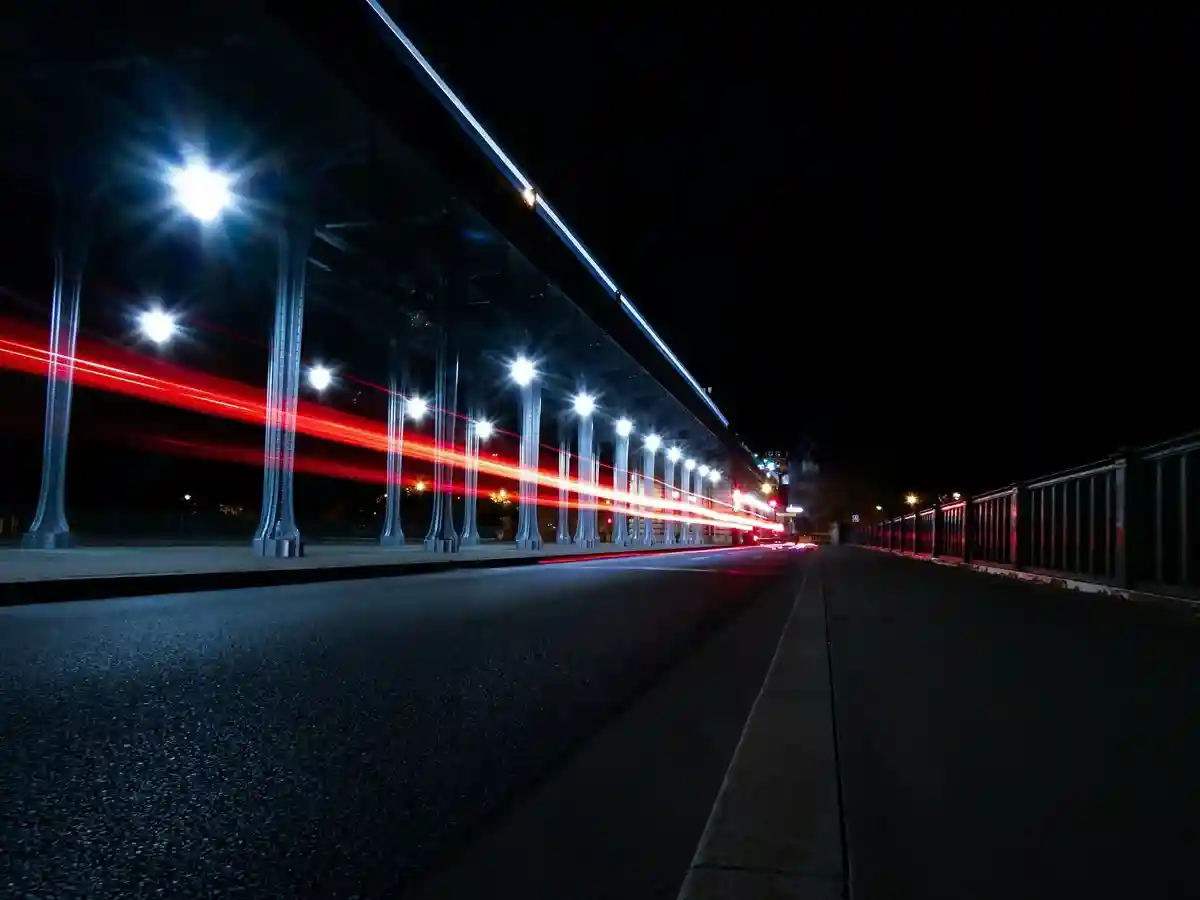 Новые технологии помогают увеличить эффективность уличного освещения. Фото: Kévin JINER / Unsplash.com