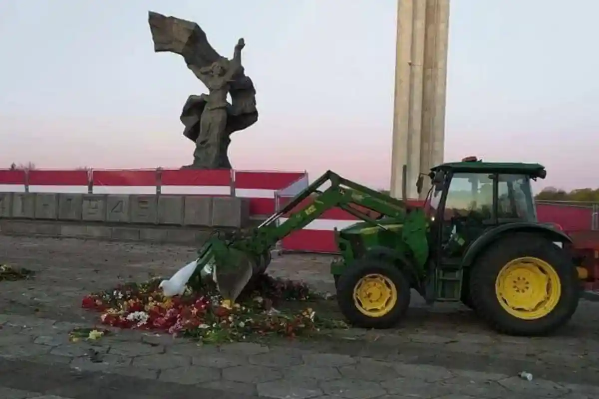 В Латвии убрали цветы