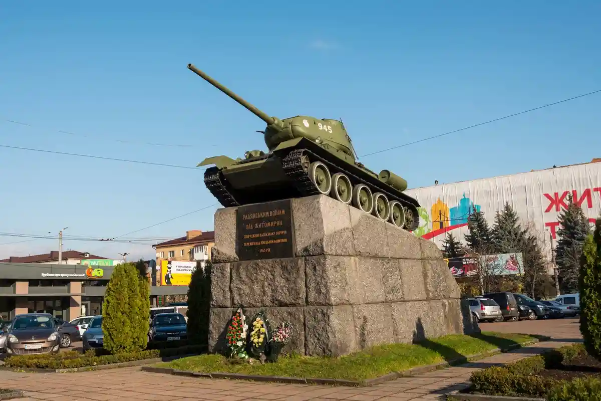 Т-34 на площади в Житомире. Фото: Andreas Wolochow / shutterstock.com