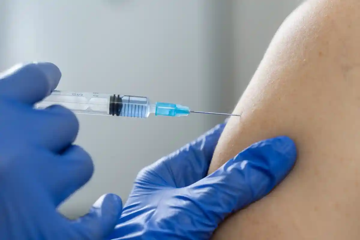 Великобритания хочет ввести вакцинацию из-за оспы обезьян. Фото: Egoreichenkov Evgenii / Shutterstock.com