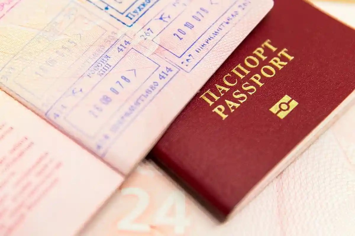 Распространенные причины отказа в визе в Германию. Паспорт должен быть действительным. Фото: Mariakray / Pexels.