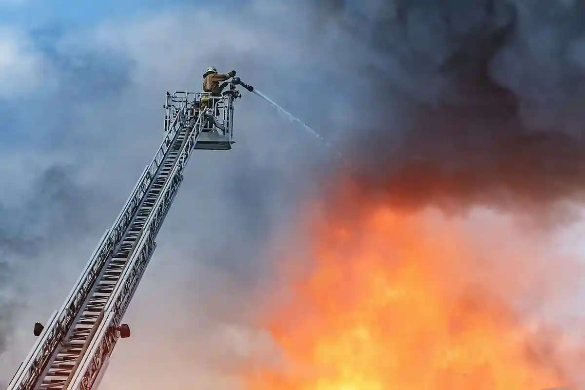 На месте находится пожарная команда в составе 50 человек и 16 единиц техники. FOTOGRIN / shutterstock.com 