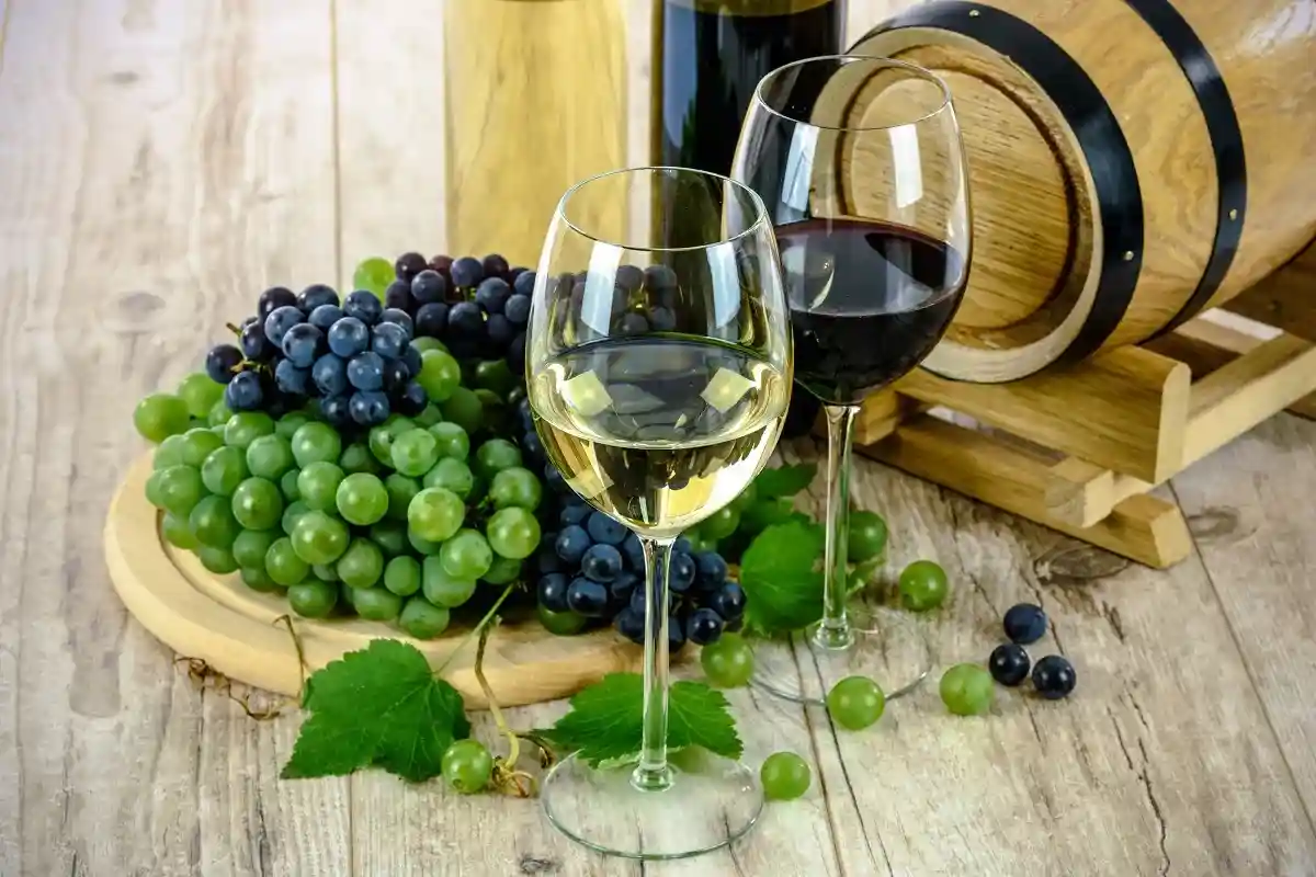 Белое вино. Фото: sharonang / Pixabay.com