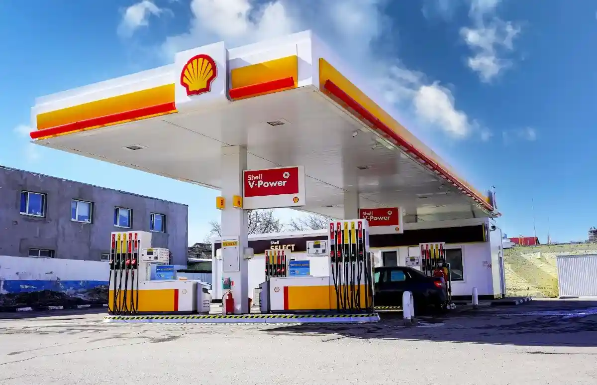 Заправки Shell перестали продавать бензин в России. Фото: FotograFFF / shutterstock.com