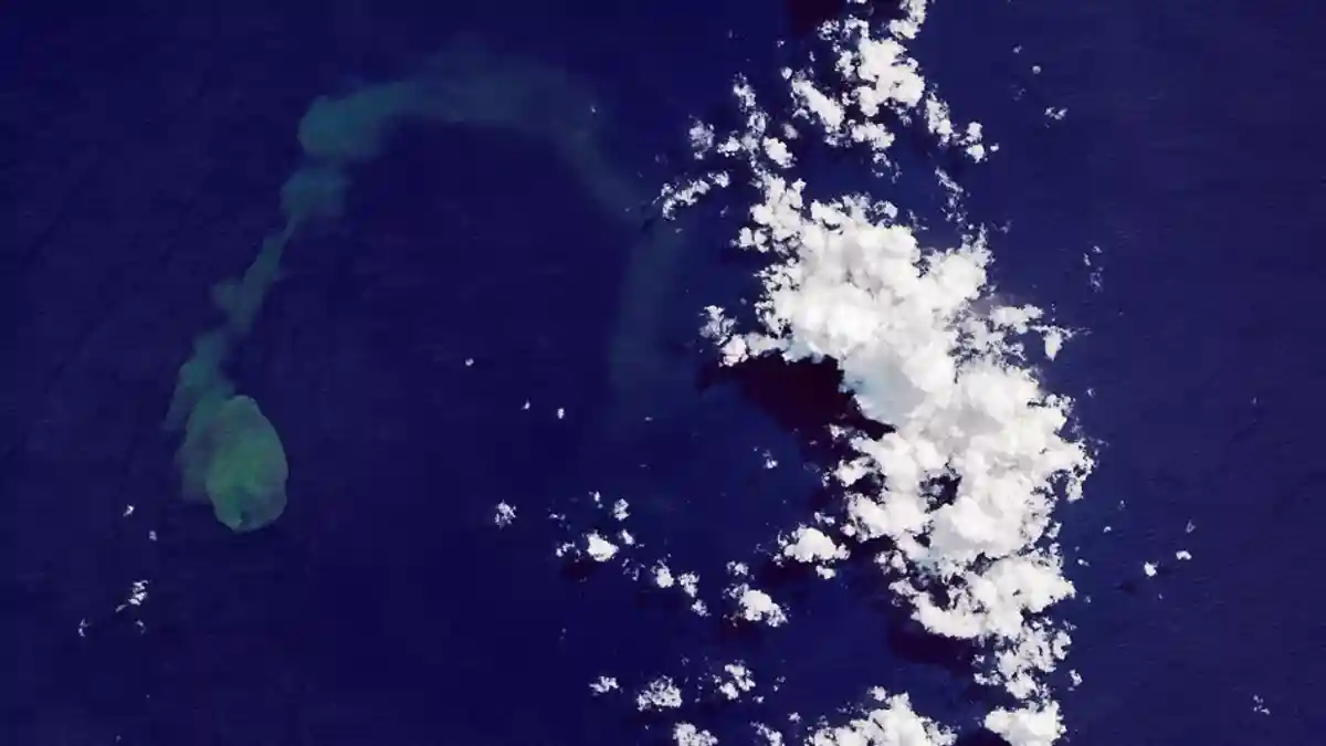 Извержение подводного вулкана Кавачи (внизу слева) привело к образованию километровой области обесцвеченной воды. Фото: NASA Earth Observatory