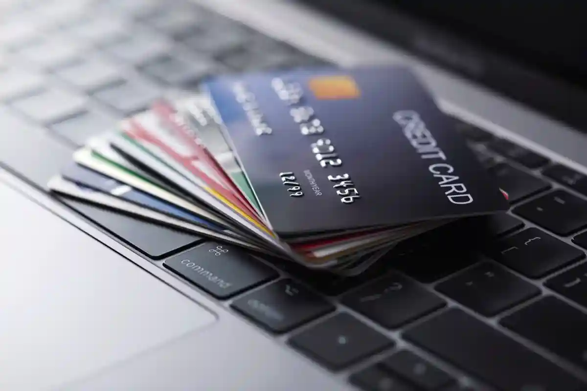 Количество кредитных карт также влиеят на кредитный рейтинг. Фото: Shutterstock
