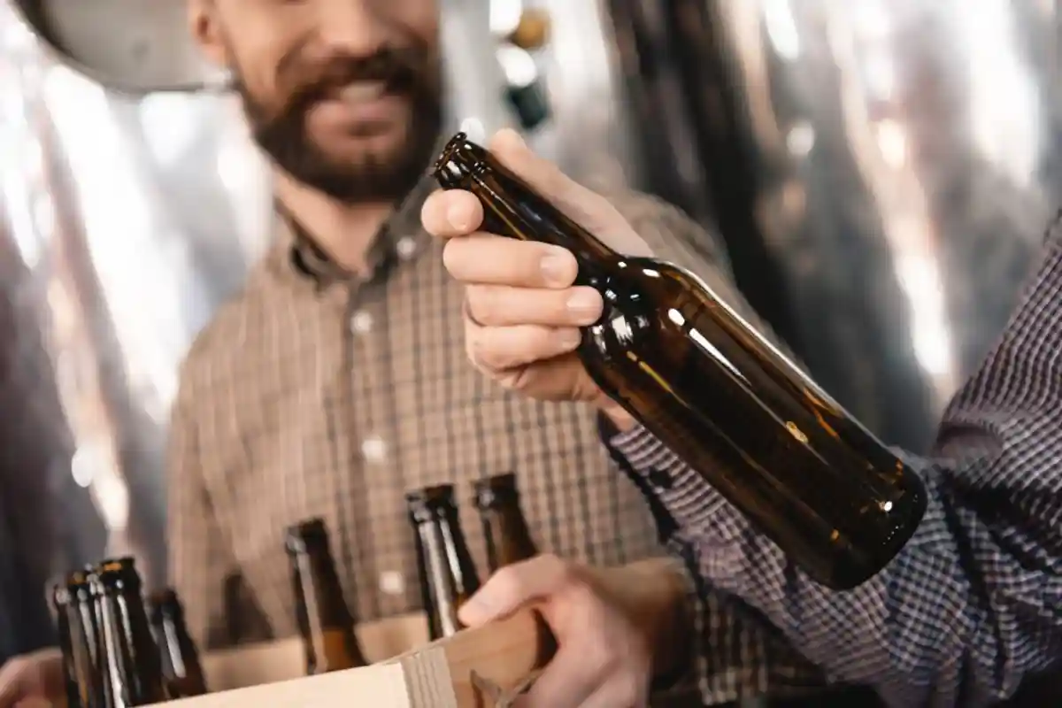 Пивоварни просят покупателей вернуть пустые бутылки из-под пива