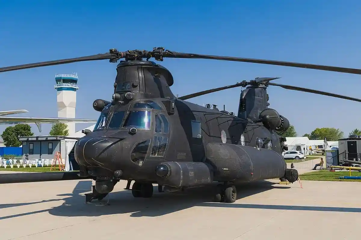 Тандемные винты и дозаправка в воздухе: CH-47 Chinook считается современным многозадачным вертолетом. Wirestock Creator / shutterstock.com