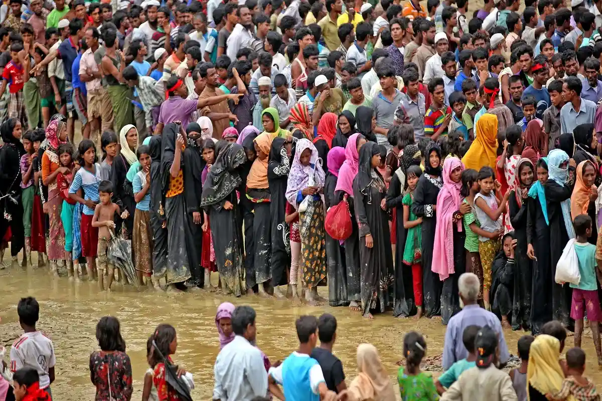 Десятки тысяч беженцев вышли на митинги в Бангладеш