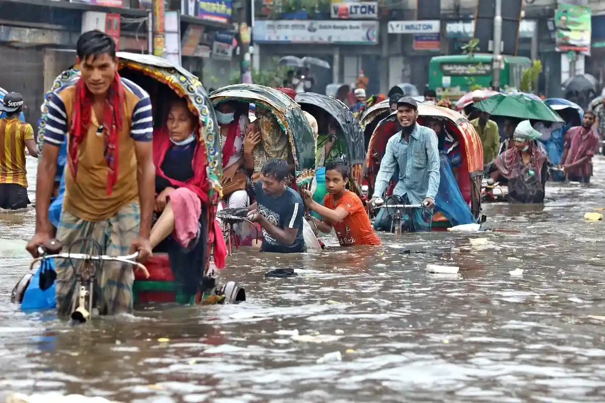 Жители Бангладеш ищут помощи из-за смертельного наводнения