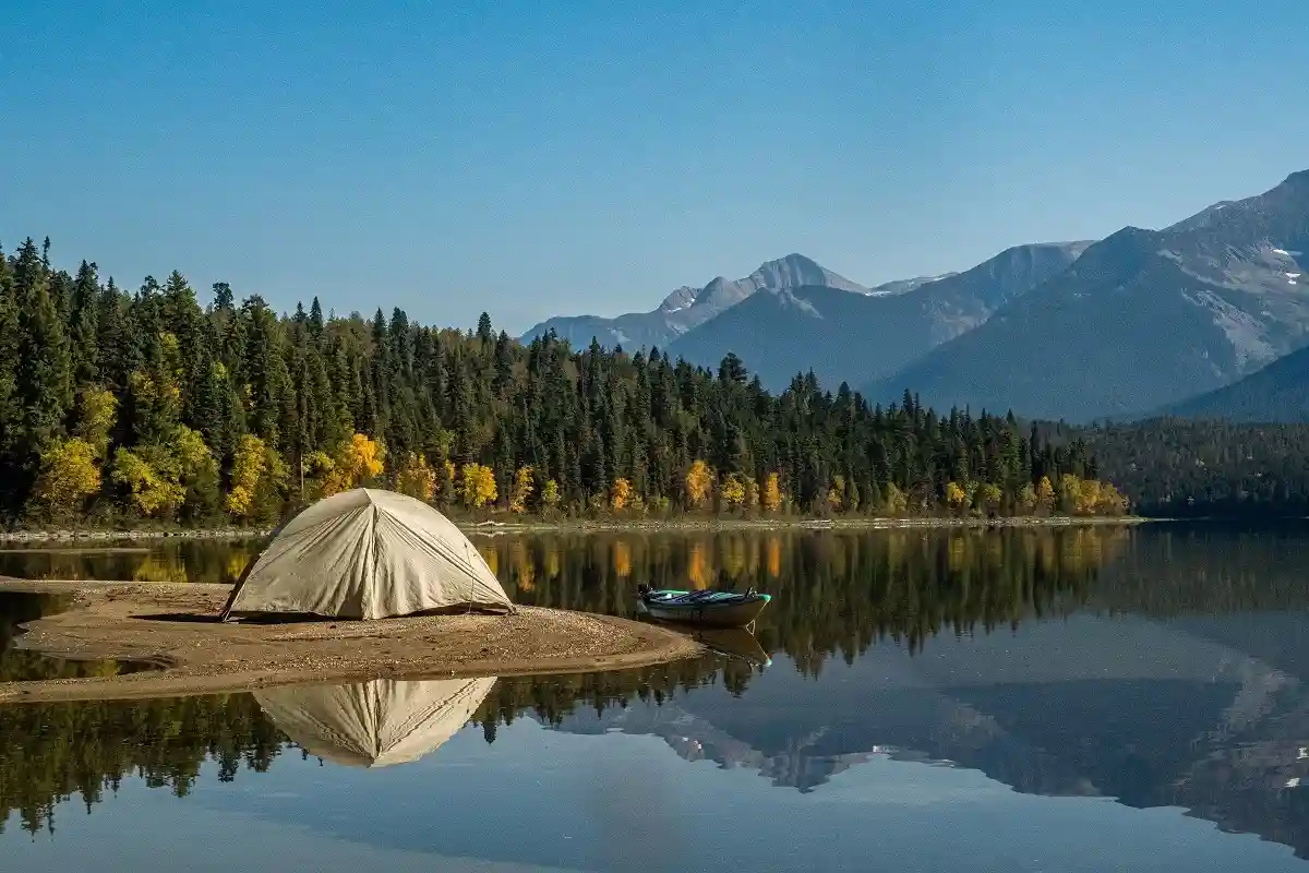 Отпуск с палатками стал хорошей заменой поездке за границу. Фото: Lesly Derksen / Unsplash.com