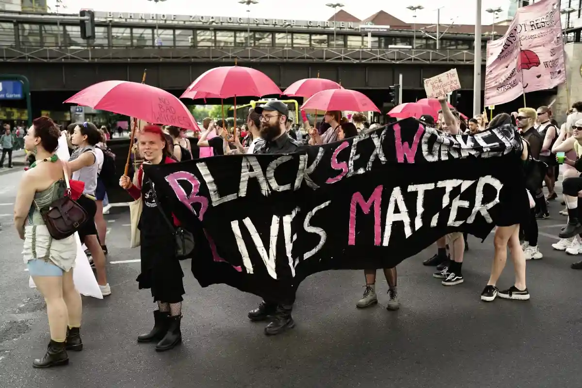 Митингующие с транспарантом «Жизни темнокожих секс-работников важны». Фото: Aleksejs Bocoks / Aussiedlerbote.de