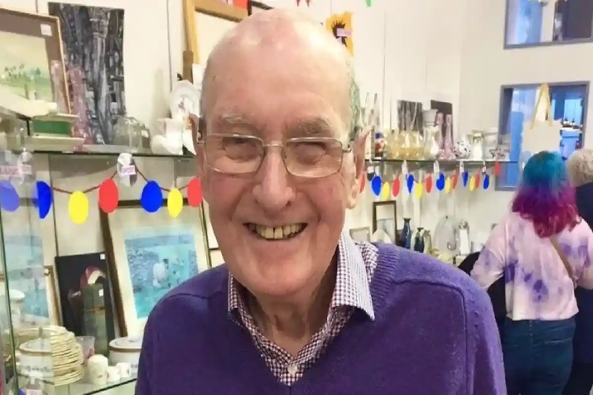 100-летний британец Дэвид Флакер устал от пенсии и вернулся к работе