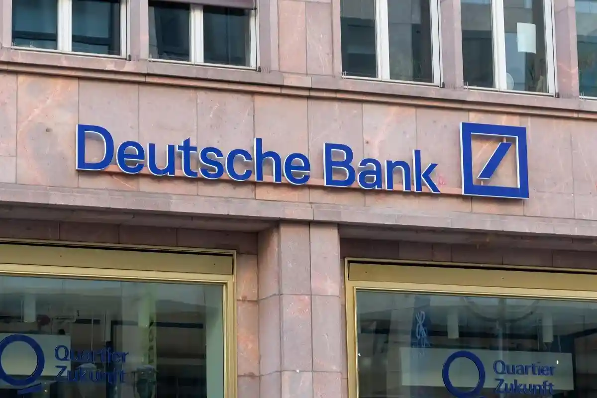 С середины мая 2020 года Deutsche Bank взимает так называемые кастодиальные сборы в своем розничном банковском бизнесе.