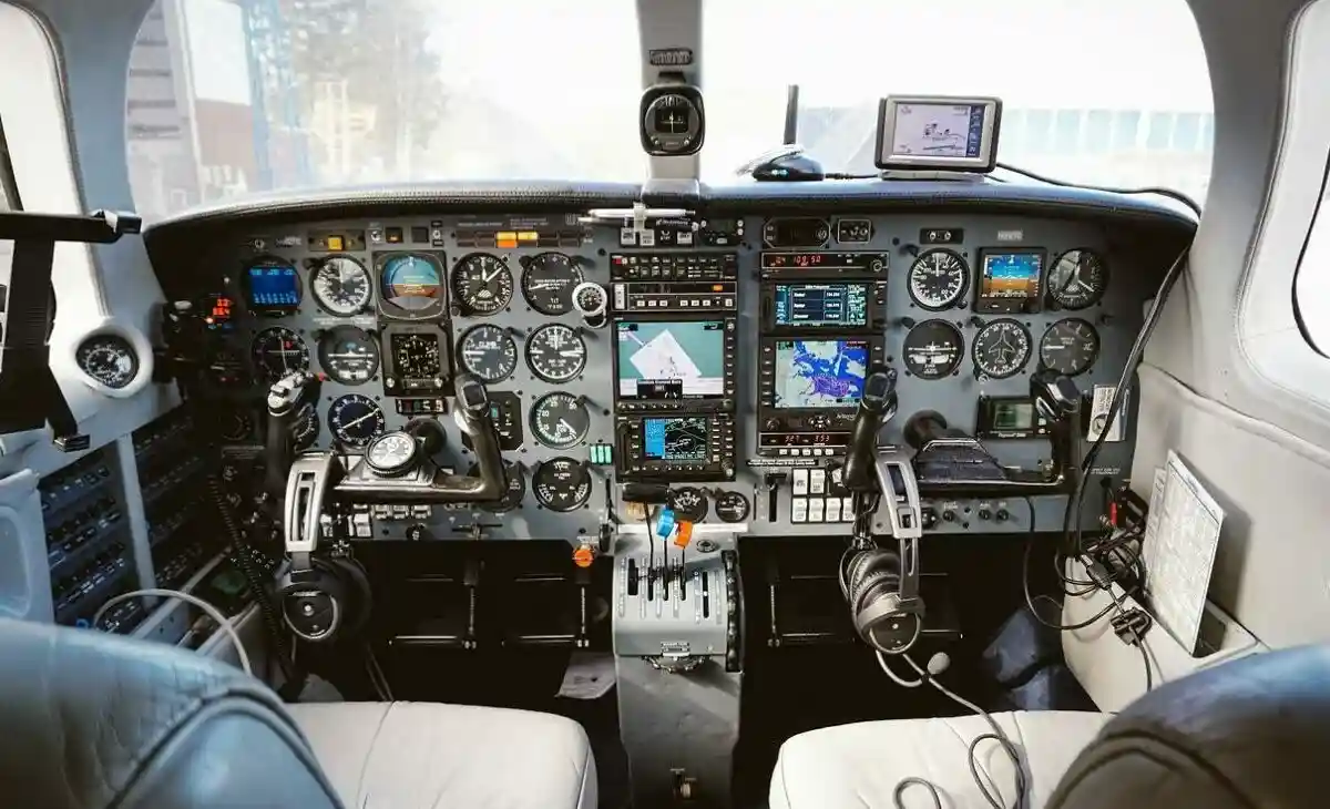 Кабина пилотов в небольших самолетах Фото: Michi S / Pixabay.com