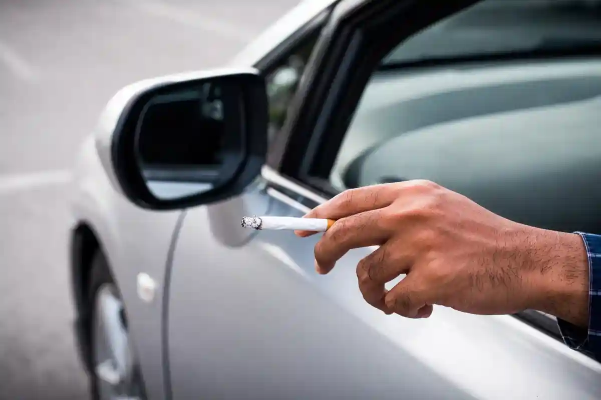 Как избавиться от запаха сигарет в машине. Фото: Nopphon_1987 / Shutterstock.com