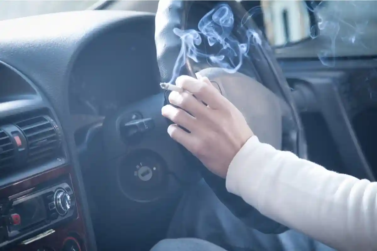 Как избавиться от запаха сигарет в машине. Фото: ANDRANIK HAKOBYAN / Shutterstock.com