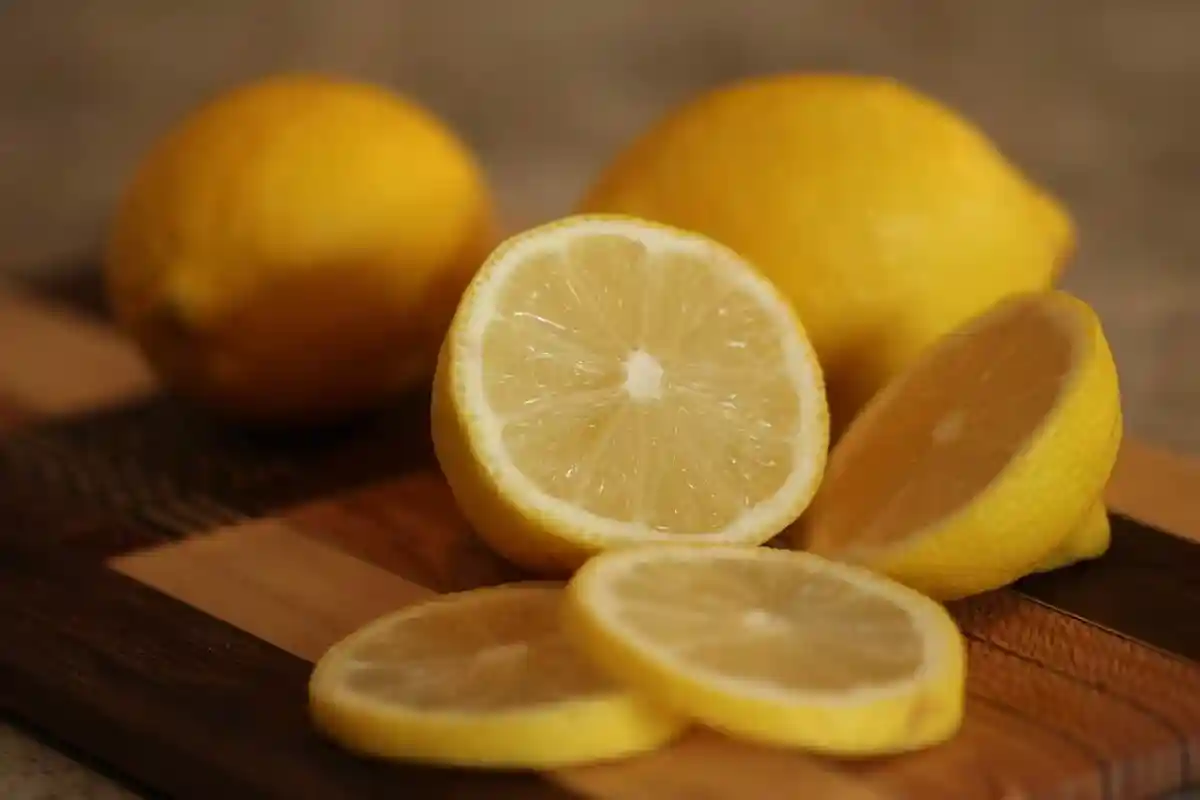 Лимон может пригодится не только во время приготовления пищи, но и после Фото: MiraCosic / Pixabay.com