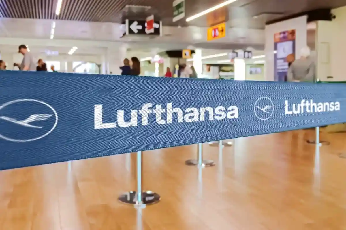 Гендиректор Lufthansa извинился перед путешественниками за хаос. Фото: rarrarorro / Shutterstock.com
