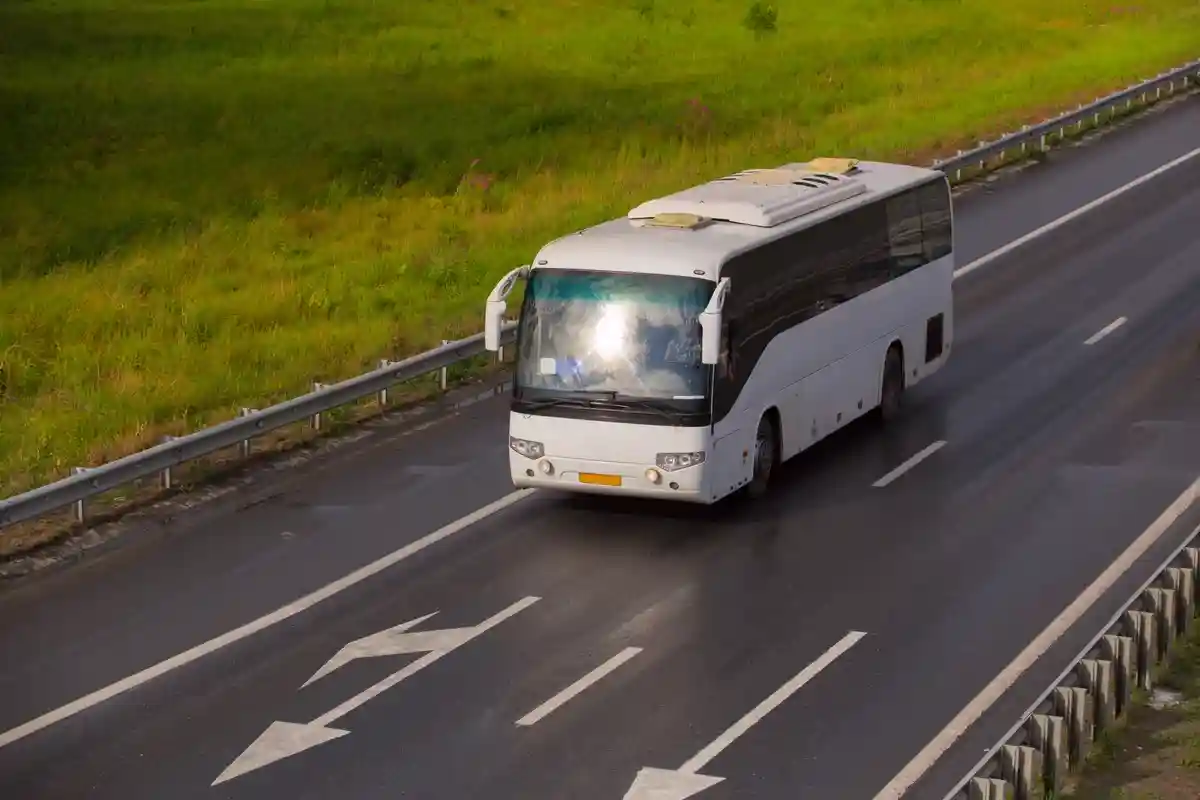 Максимальная скорость для автобусов в Германии. Фото: Mikbiz / Shutterstock.com