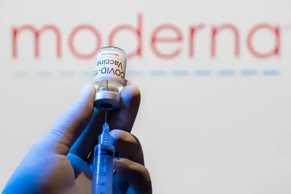 США оценят новые риски вакцины Moderna для здоровья мужчин